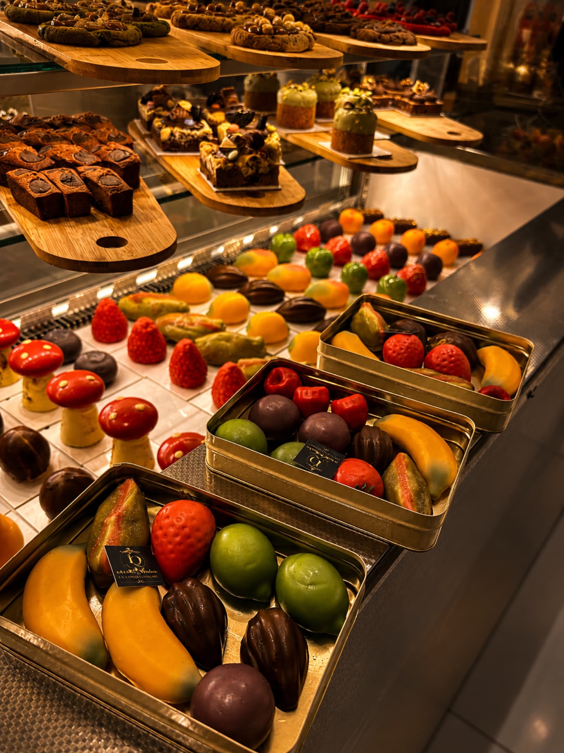 Vitrine de pâtisseries trompe-l'oeil de La Constantinoise