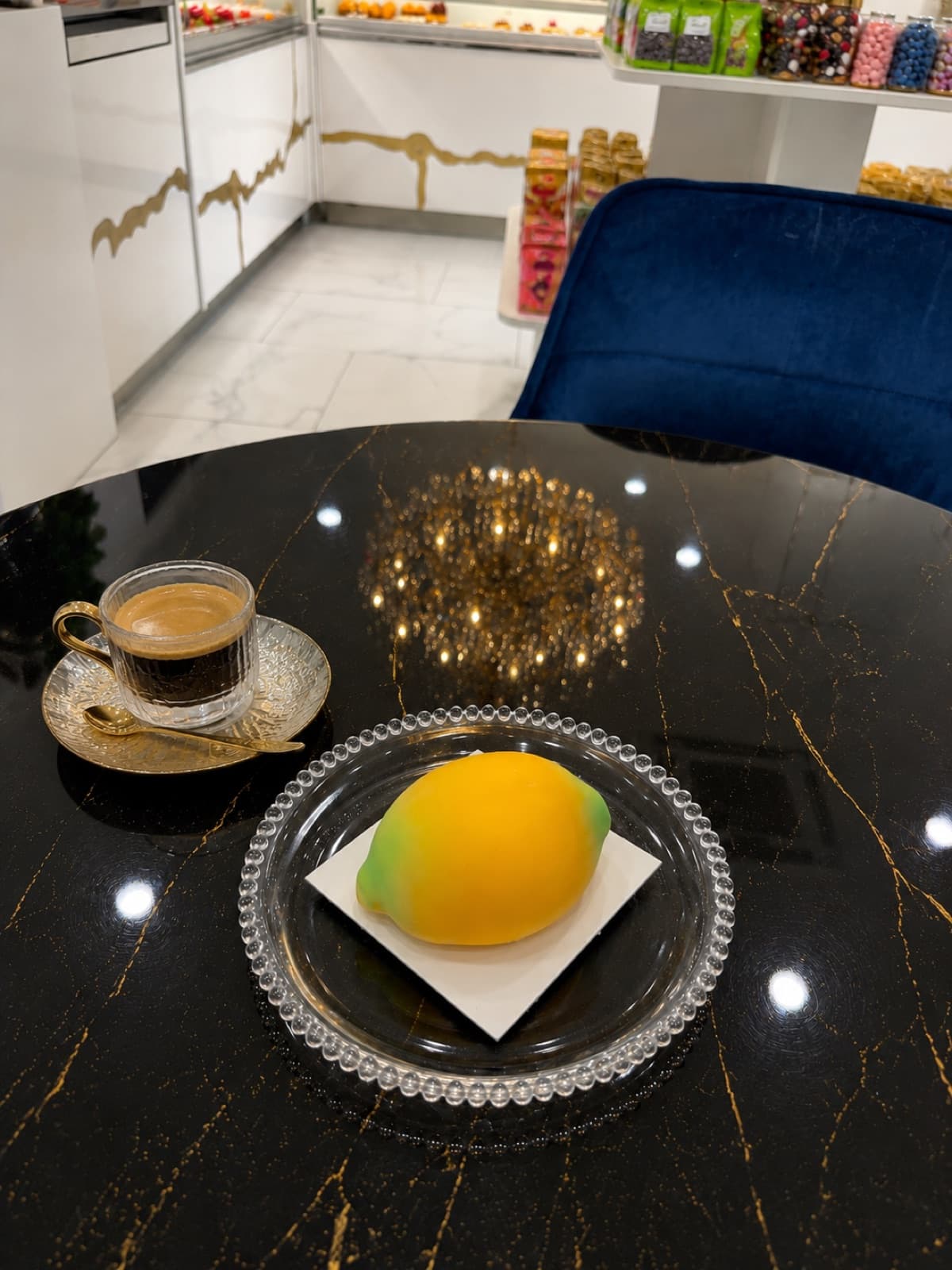 Pâtisserie trompe-l'oeil en forme de citron jaune