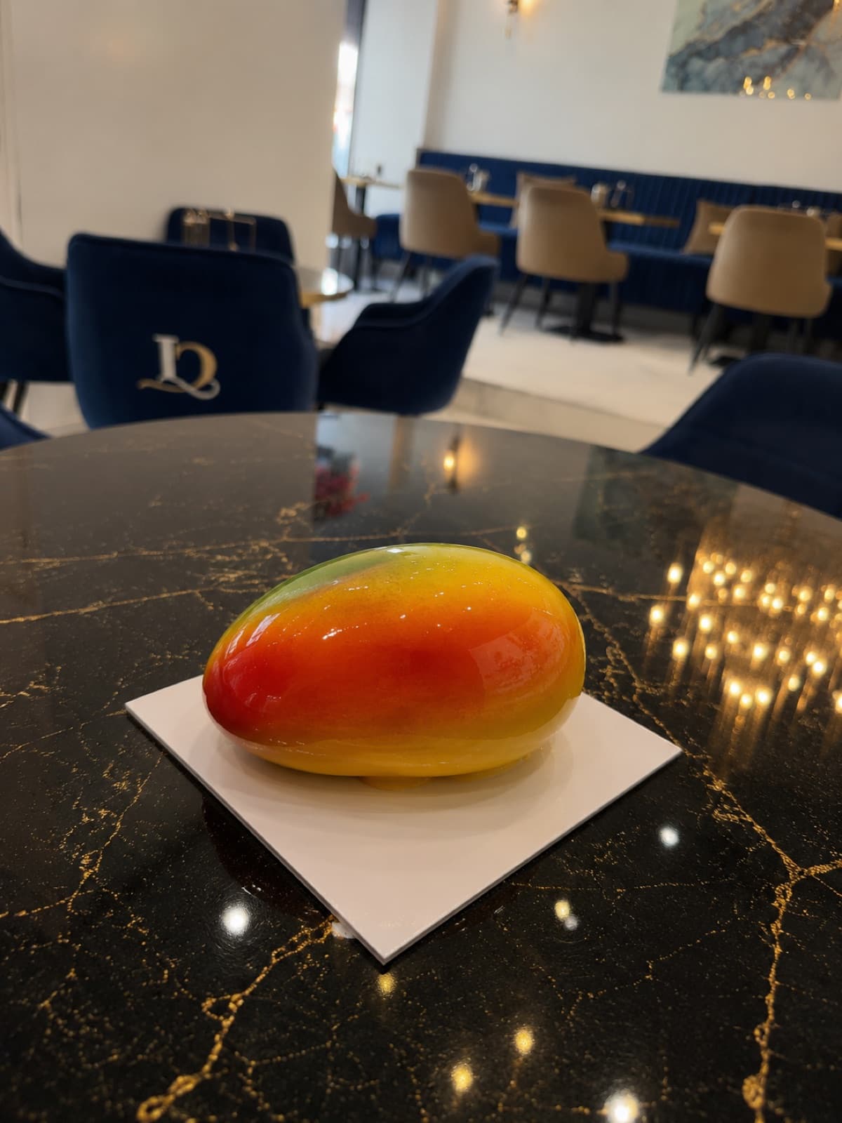 Pâtisserie trompe-l'oeil brillante en forme de mangue