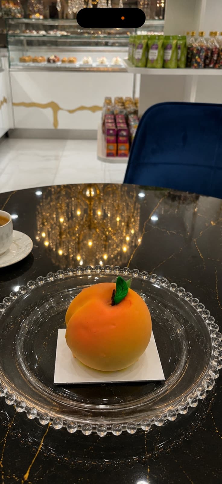 Pâtisserie trompe-l'oeil en forme de pêche