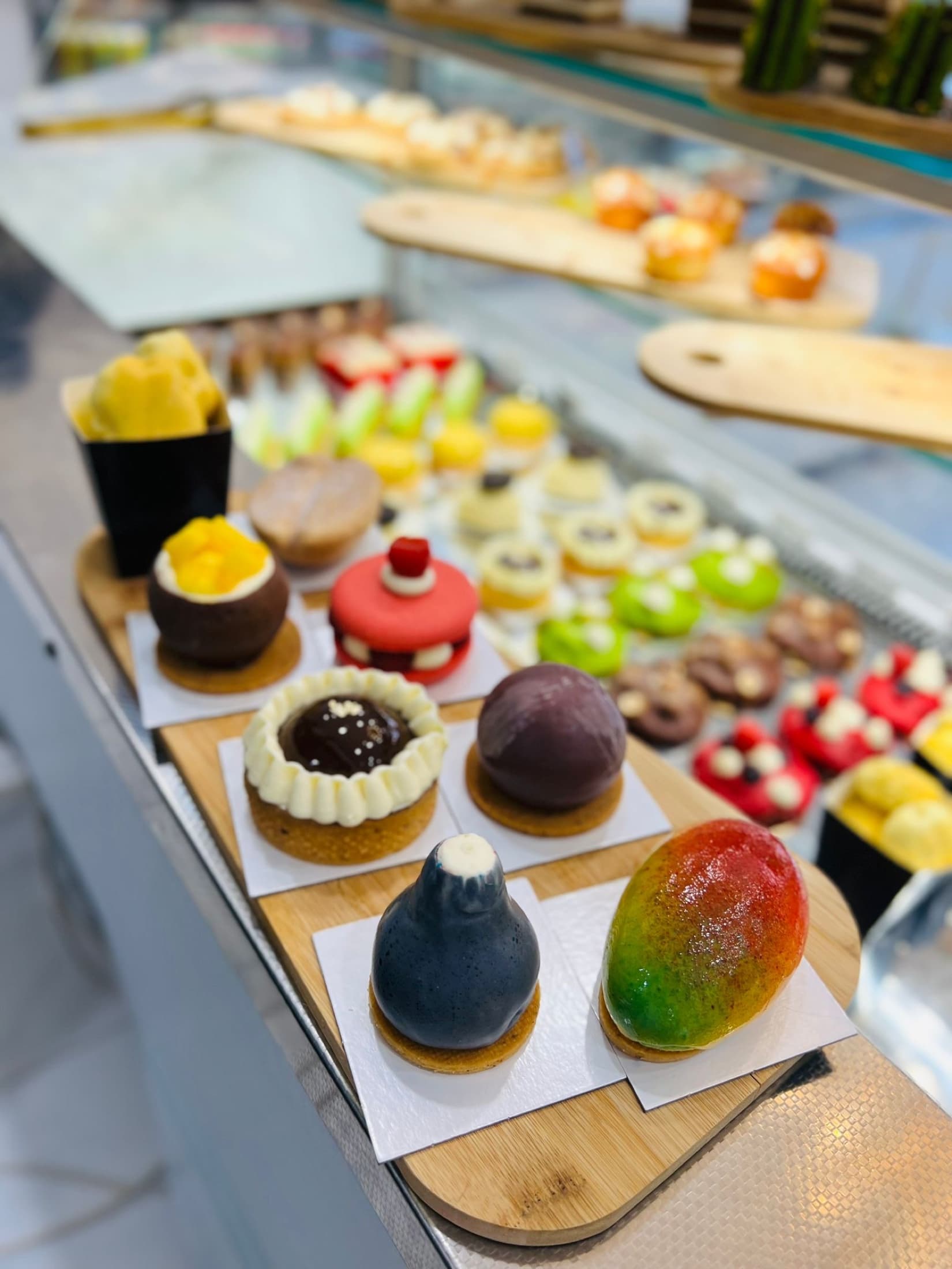 Vitrine de pâtisseries orientales à choisir sur place